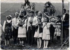 Powiększ zdjęcie Nowica; odpust — czwarty od lewej syn Marii Rotko — Mirek