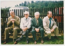 Powiększ zdjęcie Spotkanie leśników emerytów; od lewej nadleśniczy Nadleśnictwa Ropa Leon Mayer, nadleśniczy Nadleśnictwa Gorlice inż. Witold Wójcik, leśniczy Józef Jagoda, syn Leona Mayera; Radocyna 1997 rok