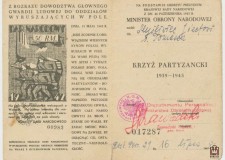 Powiększ zdjęcie Legitymacja krzyża partyzanckiego przyznanego Józefowi Myśliwcowi za walkę podczas II wojny światowej 