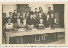 Powiększ zdjęcie Uczniowie Handlówki podczas okupacji; piąty od lewej stoi Władysław Boczoń; nad uczniem przy czwartej maszynie od lewej stoi Mieczysław Benisz; 1942–1943