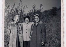 Powiększ zdjęcie Czyn społeczny — od prawej Stanisława Wojdyłowa z (domu Siewiera), Barbara Walkus (z domu Sanetra) i Genowefa Zawiślak (z domu Tenerowicz); 1935 rok