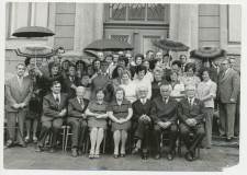 Powiększ zdjęcie 25-lecie matury; od lewej Kieroński, N.N., Dnieszczańska (Dniestrzańska), N.N., N.N., Żółkość, Dziopek, w drugim rzędzie od prawej szósta Genowefa Mrozek; 1970 rok