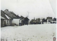 Powiększ zdjęcie Ulica Cicha w Bobowej, w głębi kościół pw. Świętej Zofii; 1945 rok