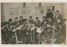 Powiększ zdjęcie Opis zdjęcia na odwrocie: „Jan Okarma, klasa 3, 1959–1960; Liceum Pedagogiczne w Gorlicach; Orkiestra Szkolna Liceum Pedagogicznego w Gorlicach pod dyrygenturą Tadeusza Oponia”