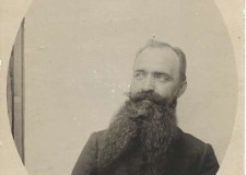 Powiększ zdjęcie Piotr Janiow — ojciec Ireny Siokało, proboszcz greckokatolicki w Hnyłej, więzień polityczny w obozie Thalerhof koło Grazu w Austrii, urodzony w 1869 roku w Strelnicy koło Starego Sambora, zmarł 24 lipca 1933 roku w Turce