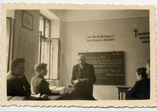 Powiększ zdjęcie Lekcja prowadzona przez prof. Wiktora Lewickiego — matematyka w Handlówce; okres okupacji 1942–1943