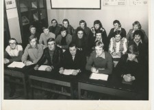 Powiększ zdjęcie Eugeniusz Lepa w szkole — w drugim rzędzie, drugi od prawej