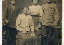 Powiększ zdjęcie Rodzina Jana Stasiowskiego (ojca Ireny) z rodzeństwem; na odwrocie fotografii napis: „Jan, Józef, Hania i Kasia Stasiowscy”; Sowina k. Jasła przed 1914 rokiem