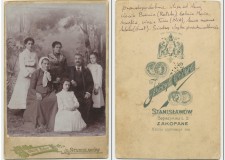 Powiększ zdjęcie Podpis zdjęcia na odwrocie: „Prawdopodobnie stoją od lewej: ciocia Bronia (Ratzko), babcia Maria Serafin, ciocia Tosia (Zbik), kuca mama Adela (Gnat), siedzą chyba pradziadkowie