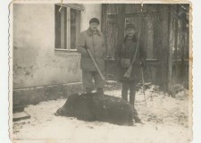 Powiększ zdjęcie Przed siedzibą Nadleśnictwa Lasów Zagórzany w Kobylance, z lewej nadleśniczy Mika z Antonim Jagodą po polowaniu
