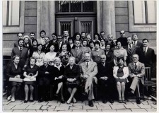 Powiększ zdjęcie Trzydzieści lat po maturze — pierwsza z lewej Stefania Dobosz, w środku dyrektor Liceum Ogólnpokształcącego Bronisław Kawałek; 1982 rok