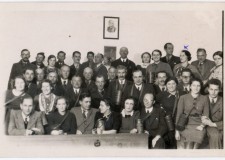 Powiększ zdjęcie Na odwrocie fotografii odręczny napis: „Julia Kukuś zaznaczona na zdjęciu x w Drohobyczu” (z archiwum Czesławy Kukuś)