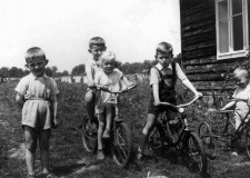 Powiększ zdjęcie Dzieci przed domem w Gliniku, w którym początkowo mieszkali państwo Wątróbkowie — 1956 r.