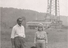 Powiększ zdjęcie Helena Samsonowicz przy wieży wiertniczej w Gliniku nad Ropą 