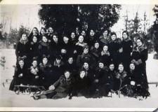 Powiększ zdjęcie Uczennice Szkoły Wychowawczyń Przedszkoli w parku; około 1938 roku