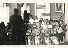 Powiększ zdjęcie Orkiestra Szkoły Podstawowej w Wysowej podczas akademii ku czci patrona szkoły w Uściu Gorlickim — gen. Karola Świerczewskiego