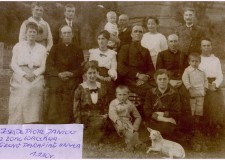 Powiększ zdjęcie Ksiądz Piotr Janiow z żoną Wacławą i gronem parafian; Hnyła na Ukrainie 1930 rok