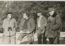Powiększ zdjęcie Koło łowieckie dewizowe w Wołowcu; od lewej: NN, Huta, Remiasz, Swoboda