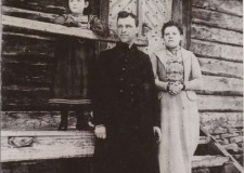 Powiększ zdjęcie Ksiądz Piotr Janiow z żoną Wacławą z domu Kraus (urodzona w 1876 roku, zmarła 1 czerwca 1937 roku w Gorlicach) z córką Ireną Siokało (urodzona w miejscowości Krasne 15 sierpnia 1897 roku, zmarła 17 czerwca 1970 roku w Gorlicach)