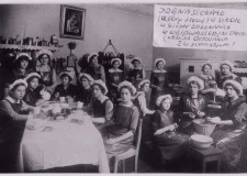 Powiększ zdjęcie Irena Siokało na pensji w Niemczech podczas lekcji gotowania; 1911 rok