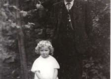 Powiększ zdjęcie Jarosław Siokało (mąż Ireny, ojciec Bohdana) z córką Anną; 1941 rok