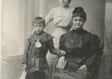 Powiększ zdjęcie Matka Jarosława Siokało z córką Natalią i synem Władysławem (zmarł w Oświęcimiu)