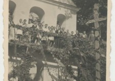 Powiększ zdjęcie Kościół w Zagórzanach (stan po wojnie) — pamiątkowe zdjęcie z poświęcenia dzwonów odlanych w Przemyślu (złom zbierany przez mieszkańców Zagórzan)