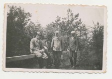 Powiększ zdjęcie Pracownicy Lasów Zagórzany hrabiny Sobańskiej w czasie okupacji, od prawej gajowy Warzyca