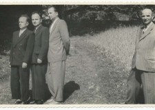 Powiększ zdjęcie Rodzina Boczoniów. Od lewej bracia Władysław, Zdzisław, Tadeusz oraz ojciec Franciszek