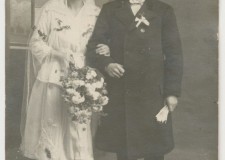 Powiększ zdjęcie Na odwrocie fotografii odręczny napis: „Julia i Piotr Kukusiowie 1920 r.” (z archiwum Czesławy Kukuś)