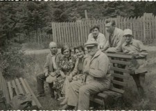 Powiększ zdjęcie Rodzina Jarosława i Ireny Siokało. Od lewej Bohdan, Irena (matka), Lidia (córka), ojciec Jarosław, wnuk Roman (syn Bohdana), Stanisław Rusinek, Maria Rusinek; Wysowa ok. 1980 roku