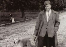 Powiększ zdjęcie Bohdan Siokało z psem Kara w gorlickim parku; 1964 rok