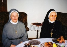 Powiększ zdjęcie Siostra Józefa w otoczeniu sióstr misjonarek