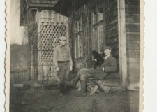 Powiększ zdjęcie Leśniczówka w Nieznajowej; siedzi Michał Kobak i Józef Jagoda; lata 40. XX wieku