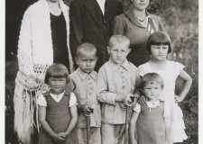 Powiększ zdjęcie Rodzina Stasiowskich, od lewej strony Anna (mama), Jan (ojciec), dzieci od prawej: Zosia, Marian, Czesław, Irena; sierpień 1937 rok