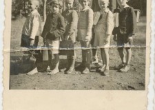 Powiększ zdjęcie Urszula Gruszczyńska-Hermachowa z uczniami; Mieczysław Kormanek nad chłopcem w okularach; 30 czerwca 1942 rok