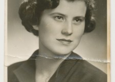 Powiększ zdjęcie Genowefa Mrozek; na odwrocie fotografii napis: „Kochanemu Bratu Jasieńkowi — Siostra”; Biecz 1 lutego 1956 rok