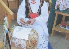 Powiększ zdjęcie Józefa Myśliwiec w stroju koronczarki bobowskiej