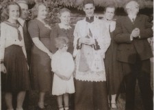 Powiększ zdjęcie Przed domem rodzinnym podczas prymicji ks. Jana Prokopa (brata Genowefy); Kobylanka 1941 rok
