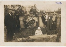 Powiększ zdjęcie Cmentarz ewangelicki. Przy grobie pradziadka Krzysztofa Kohle — trzecia z lewej babcia Luiza Kohle, od prawej siostra ojca Wanda, ojciec Alfred Kohle i mama Zenona z domu Przybył z Mirosławą na ręce; Częstochowa 1928 rok