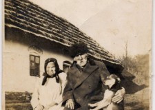 Powiększ zdjęcie Wójt Kwiatonowic Gabryel i Maria Kobis (pradziadkowie Zofii Gorzkowicz) z psem Bobikiem przed domem rodzinnym; Kwiatonowice lata 30. XX wieku