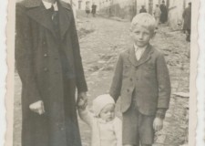 Powiększ zdjęcie Stefania Wal (ciocia) z Mieczysławem i Andrzejem Kormankami przy ul. Garbarskiej; 1944 rok