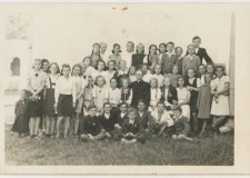 Powiększ zdjęcie Klasa szkoły podstawowej w Kobylance; trzecia od góry z lewej strony Genowefa Prokop (po mężu Mrozek), pośród dzieci ks. Wójtonik; 1942 rok