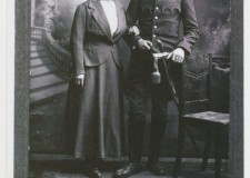 Powiększ zdjęcie Ciocia Zosia i wujek Julek Jamrowicz (1888–1942), legionista, zmarł w Oświęcimiu
