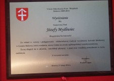 Powiększ zdjęcie Wyróżnienie z 2014 roku dla koronczarki Józefy Myśliwiec od burmistrza miasta Bobowa 