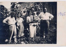 Powiększ zdjęcie Wincenty Sanetra — ojciec Barbary Walkus — z rodziną; 1935 rok