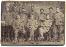 Powiększ zdjęcie Pierwszy z prawej ojciec Władysław Latasiewicz w wojsku austriackim w 1916 roku (awers fotografii)