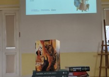 Powiększ zdjęcie Slajd prezentacji oraz ekspozycja gier i książek o tematyce RPG