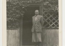 Powiększ zdjęcie Józef Jagoda przed siedzibą Leśnictwa Państwowego w Bielance; lata 50. XX wieku