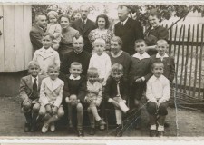 Powiększ zdjęcie Mieszkańcy domu policjanta Skorupy i koledzy Bronka Jezierskiego; 1943 rok